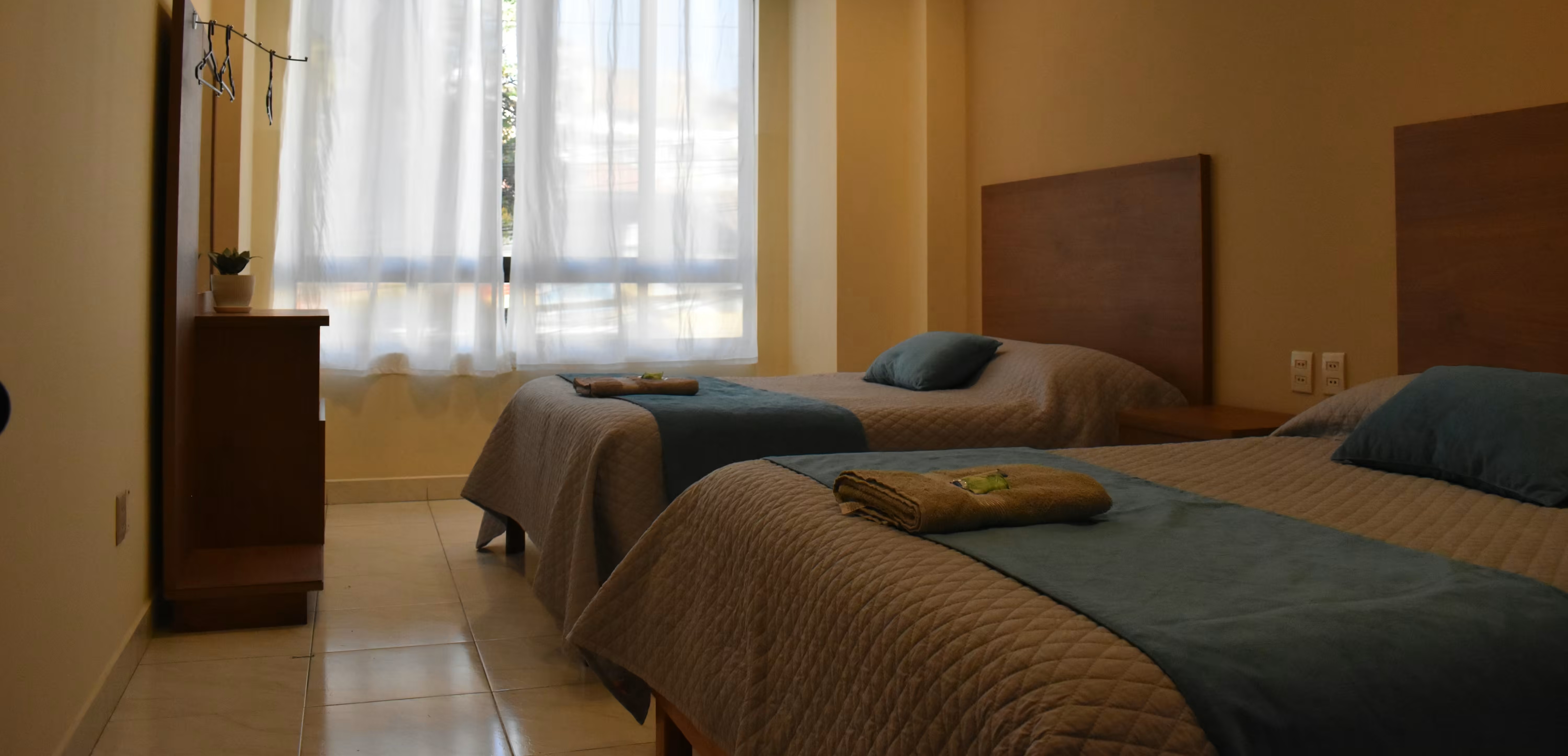 Interior de una habitación de hotel elegante y moderna